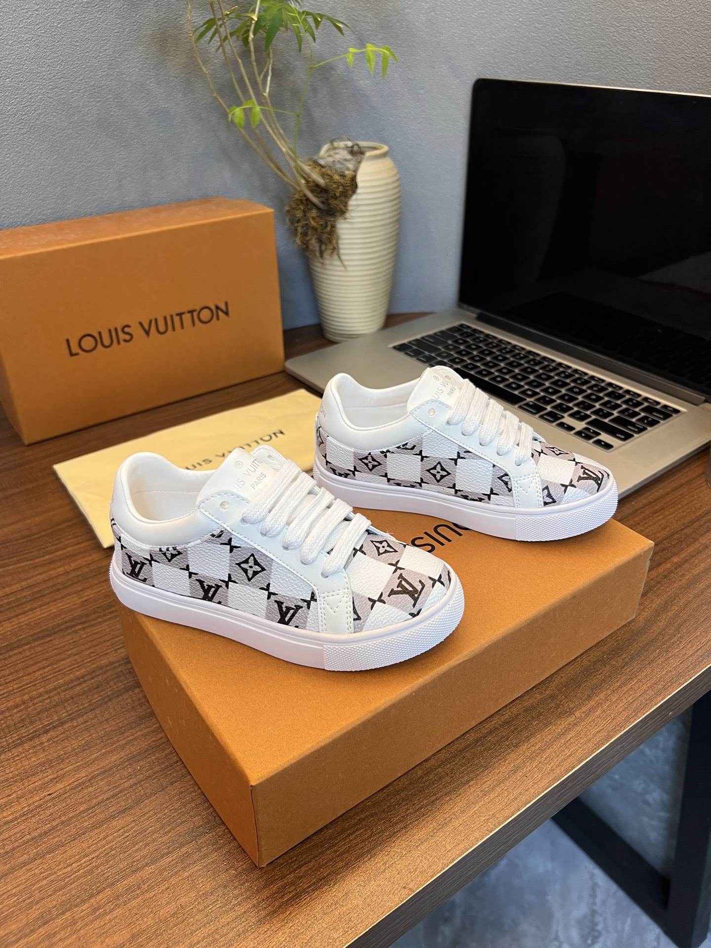 Children's shoes child